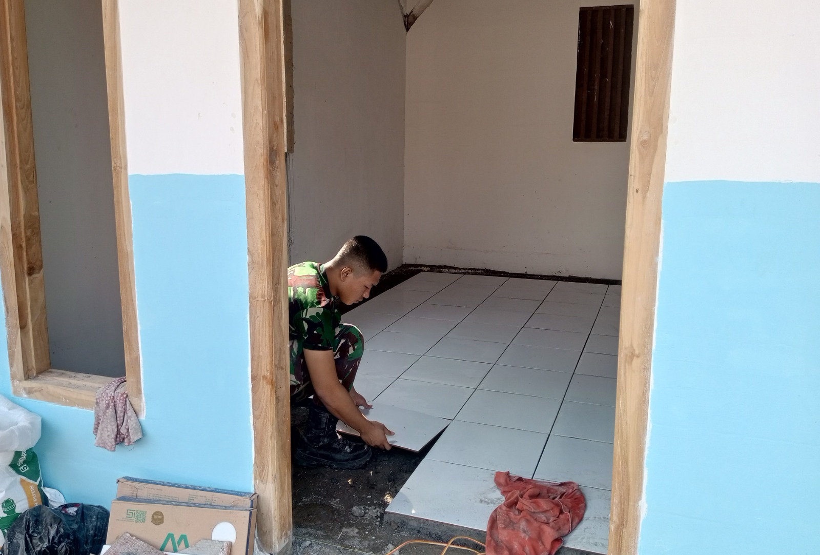 Salah satu rumah yang kini memasuki tahap penyelesaian adalah milik Ibu Tini (50), warga Dusun Kedungpandan RT 021 RW 009, Desa Kesongo, Kecamatan Kedungadem, Kabupaten Bojonegoro, Sabtu (1/8/2026).