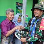 Keterangan Foto: Dandim 0704/Banjarnegara Letkol Inf Nodelismen Hulu, S.Pd., bersama Sekda Banjarnegara Hendro Cahyono, S.E., M.Si., menyerahkan kunci secara simbolis kepada penerima program RTLH dalam rangkaian penutupan TMMD Reguler ke-129 Tahun Anggaran 2026 di Desa Gumelem Kulon, Kecamatan Susukan, Kabupaten Banjarnegara, Kamis (13/8/2026). Foto: Pendim Banjarnegara. Keterangan Foto: Dandim 0704/Banjarnegara Letkol Inf Nodelismen Hulu, S.Pd., bersama Sekda Banjarnegara Hendro Cahyono, S.E., M.Si., menyerahkan kunci secara simbolis kepada penerima program RTLH dalam rangkaian penutupan TMMD Reguler ke-129 Tahun Anggaran 2026 di Desa Gumelem Kulon, Kecamatan Susukan, Kabupaten Banjarnegara, Kamis (13/8/2026). Foto: Pendim Banjarnegara.