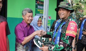 Keterangan Foto: Dandim 0704/Banjarnegara Letkol Inf Nodelismen Hulu, S.Pd., bersama Sekda Banjarnegara Hendro Cahyono, S.E., M.Si., menyerahkan kunci secara simbolis kepada penerima program RTLH dalam rangkaian penutupan TMMD Reguler ke-129 Tahun Anggaran 2026 di Desa Gumelem Kulon, Kecamatan Susukan, Kabupaten Banjarnegara, Kamis (13/8/2026). Foto: Pendim Banjarnegara.