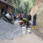 Dengan penuh semangat, Pak Kirno ikut ambil bagian dalam kegiatan TMMD Reguler ke-129 Tahun Anggaran 2026 Kodim 0704/Banjarnegara, Minggu (2/8/2026).