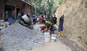 Dengan penuh semangat, Pak Kirno ikut ambil bagian dalam kegiatan TMMD Reguler ke-129 Tahun Anggaran 2026 Kodim 0704/Banjarnegara, Minggu (2/8/2026).