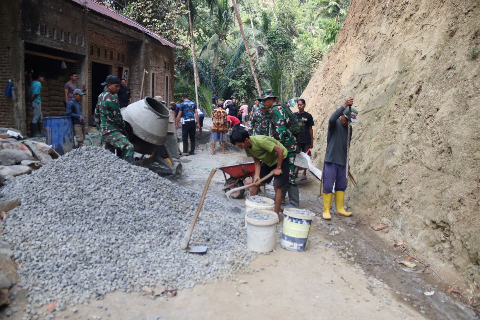 Dengan penuh semangat, Pak Kirno ikut ambil bagian dalam kegiatan TMMD Reguler ke-129 Tahun Anggaran 2026 Kodim 0704/Banjarnegara, Minggu (2/8/2026).