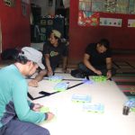 Suasana tersebut tampak saat warga, Wondo, menikmati makan siang bersama Serka Munasibun di sela-sela pengerjaan rabat beton di Dusun Kunir RT 01 RW 09, Desa Gumelem Kulon, Kecamatan Susukan, Senin (3/8/2026).