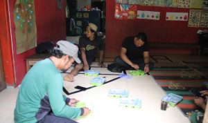 Suasana tersebut tampak saat warga, Wondo, menikmati makan siang bersama Serka Munasibun di sela-sela pengerjaan rabat beton di Dusun Kunir RT 01 RW 09, Desa Gumelem Kulon, Kecamatan Susukan, Senin (3/8/2026).