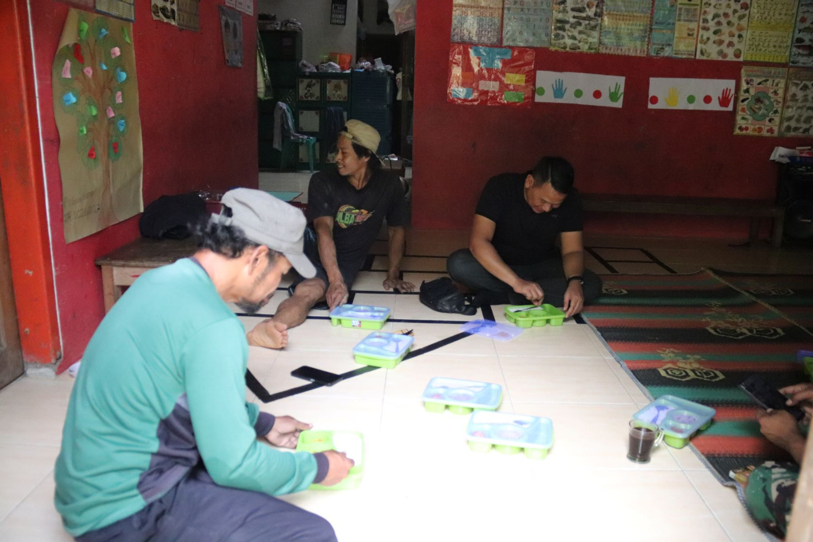 Suasana tersebut tampak saat warga, Wondo, menikmati makan siang bersama Serka Munasibun di sela-sela pengerjaan rabat beton di Dusun Kunir RT 01 RW 09, Desa Gumelem Kulon, Kecamatan Susukan, Senin (3/8/2026).