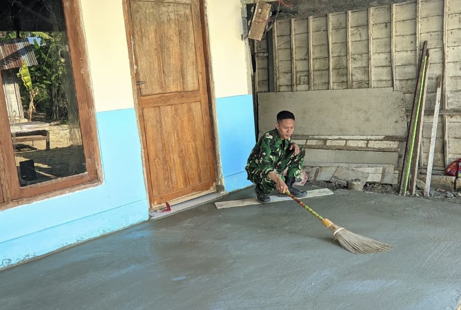 Hal itu terlihat pada proses rehabilitasi Rumah Tidak Layak Huni (RTLH) milik Ibu Jasmiati di Desa Kesongo, Kecamatan Kedungadem, Kabupaten Bojonegoro, Senin (3/8/2026).
