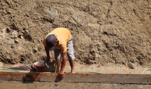 Hal itu tampak dalam pelaksanaan TMMD Reguler ke-129 TA 2026 Kodim 0704/Banjarnegara, saat Sunardi bersama anggota Satgas TMMD memperkuat pemasangan bikisting pada pembangunan rabat beton di Dusun Kunir RT 01/09, Desa Gumelem Kulon, Kecamatan Susukan, Selasa (4/8/2026).